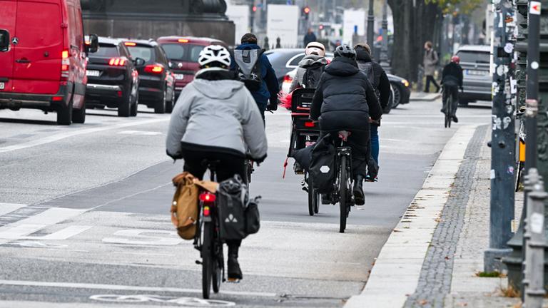 Autos und Radfahrer im Straßehnverkehr in Berlin
