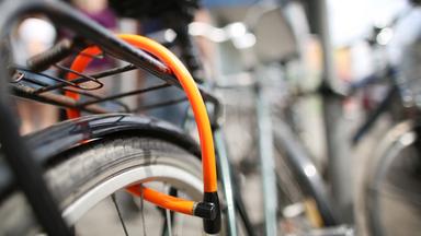 Mit Fahrradschloss gesichertes Fahrrad