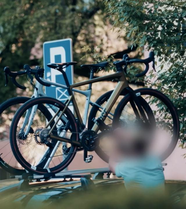 Zwei Fahrräder befinden sich auf dem Gepäckträger eines Autodaches. 
