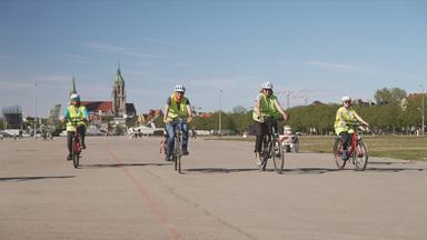 Erwachsene beim Fahrradfahren
