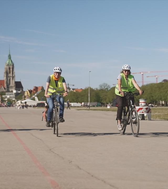 Erwachsene beim Fahrradfahren