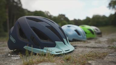 Verschiedene Fahrradhelme 
