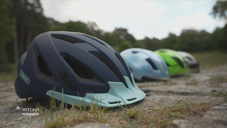 Verschiedene Fahrradhelme 