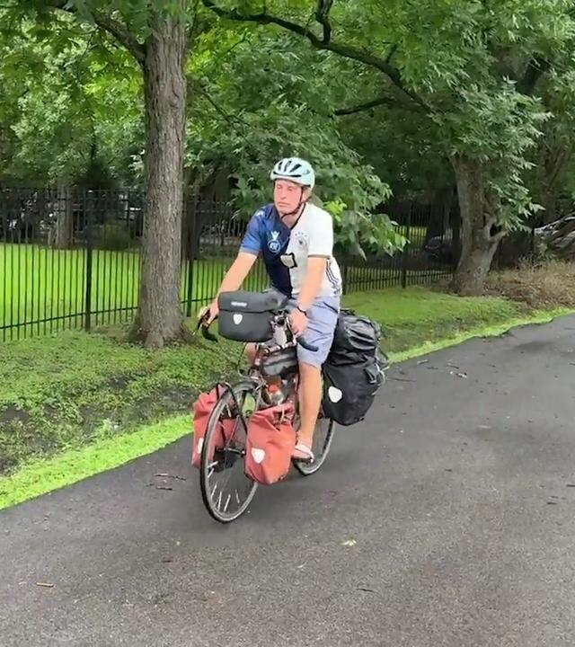 Der Karlsruher Jakob Alberti ist mit seinem Fahrrad um unterwegs.