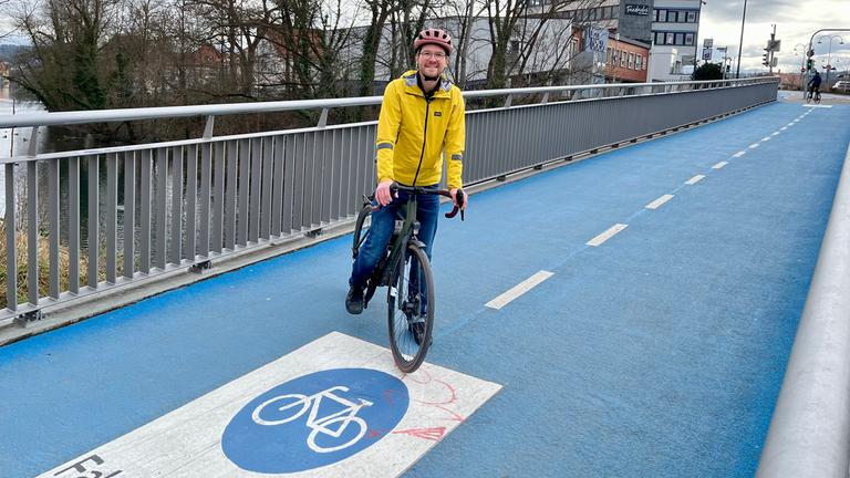 Verkehrsplaner Daniel Hammer auf der Radbrücke Mitte in Tübingen, die bei Frost beheizt wird.