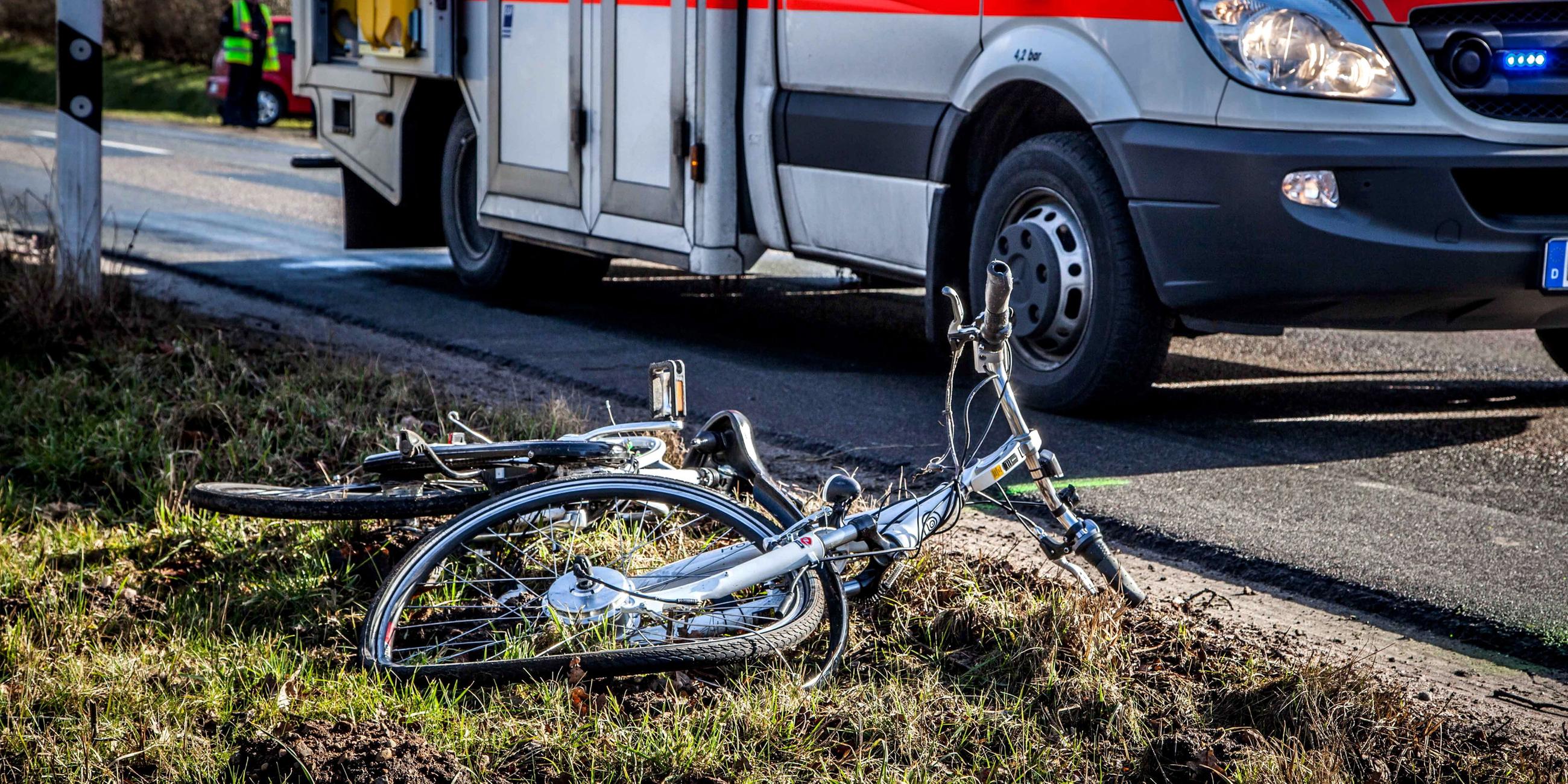 Ein zerstörtes Fahrrad liegt am 17.02.2014 an der K67 bei Hüllerup (Schleswig-Holstein).