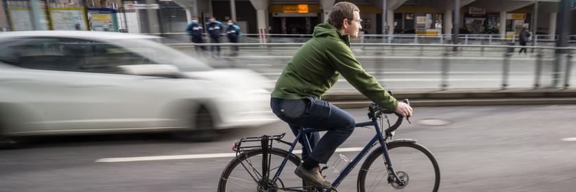 Fahrradfahrer auf Fahrradweg neben Autos,aufgenommen am 02.02.2022 in frankfurt am Main
