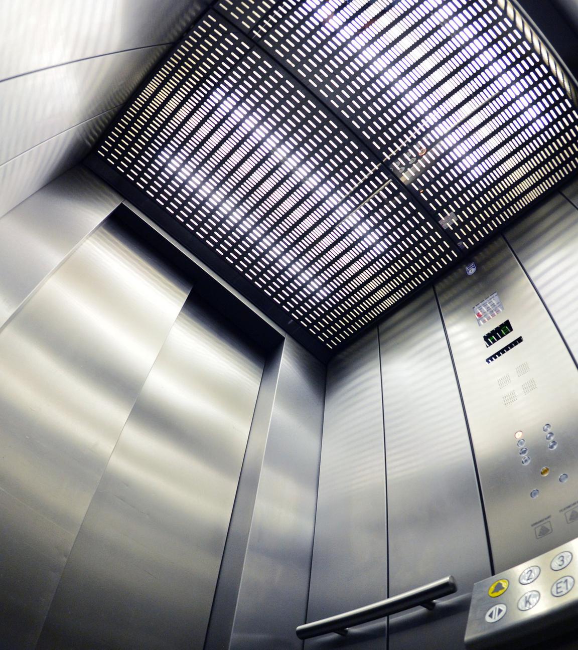 Die Bedienleiste ist in einem Fahrstuhl in Erfurt (Thüringen) zu sehen