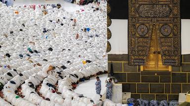 Gläubige Muslime beten am Boden der Großen Moschee in Mekka