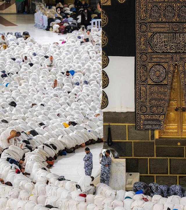 Gläubige Muslime beten am Boden der Großen Moschee in Mekka