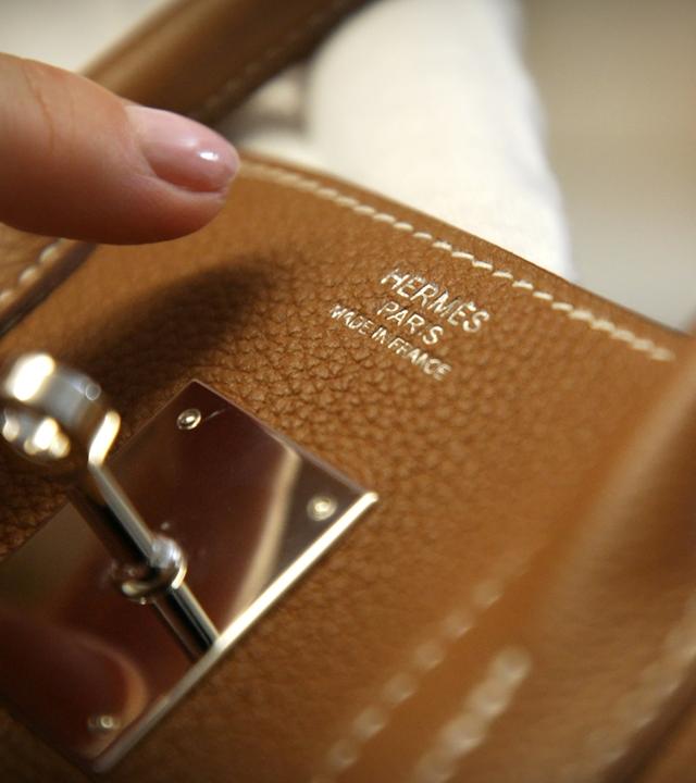 Nahaufnahme einer braunen Hermès Birkin Tasche.