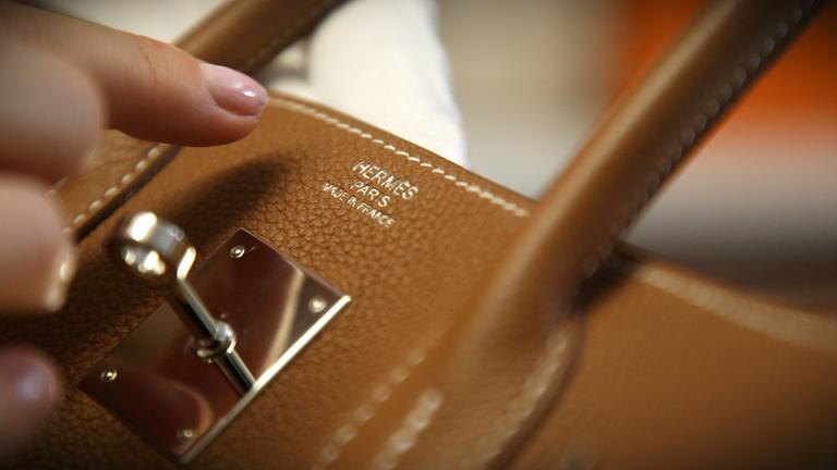 Nahaufnahme einer braunen Hermès Birkin Tasche.