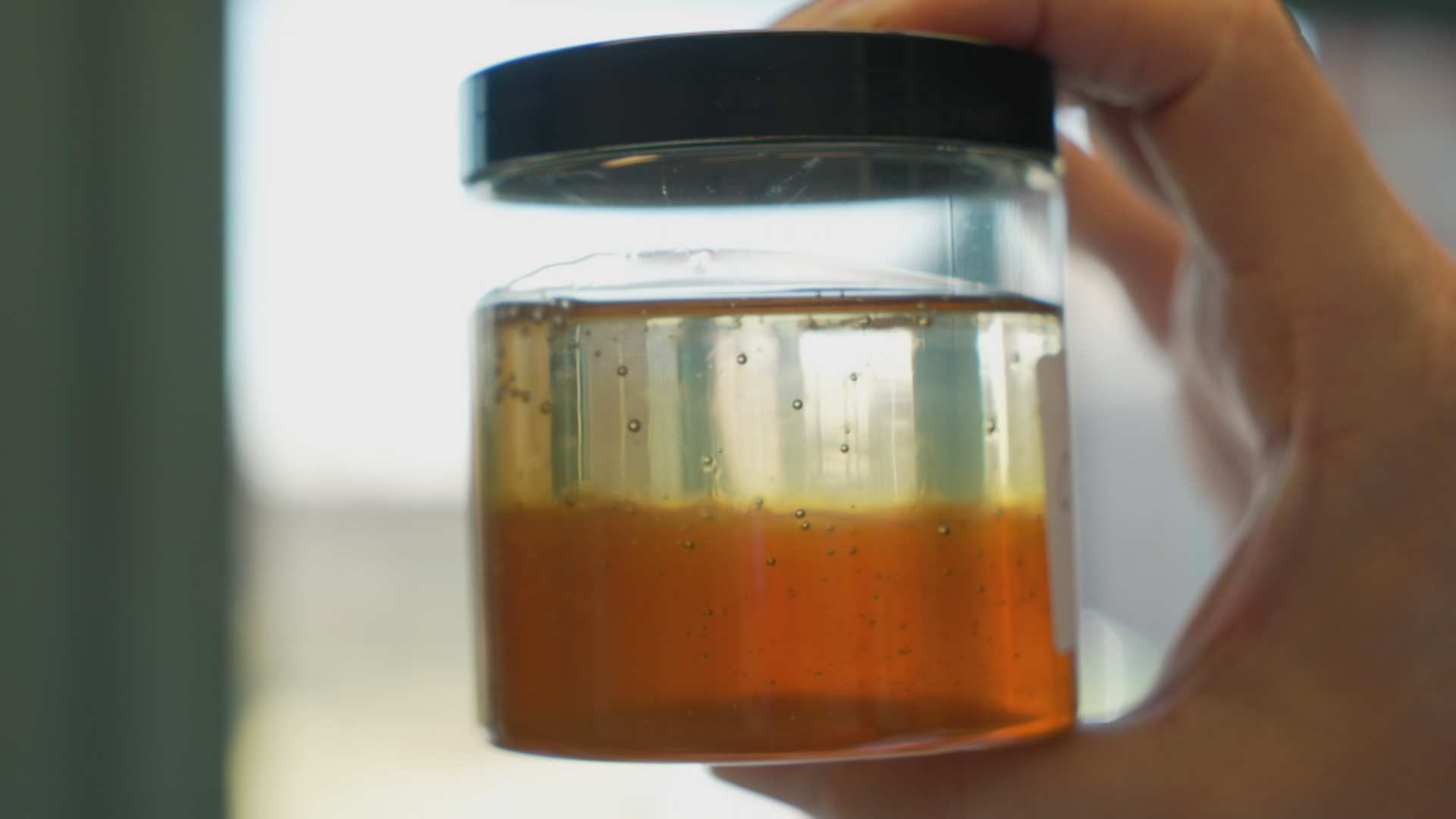 Mit Zuckersirup gepanschter Honig in einem Glas