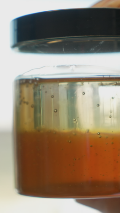 Mit Zuckersirup gepanschter Honig in einem Glas