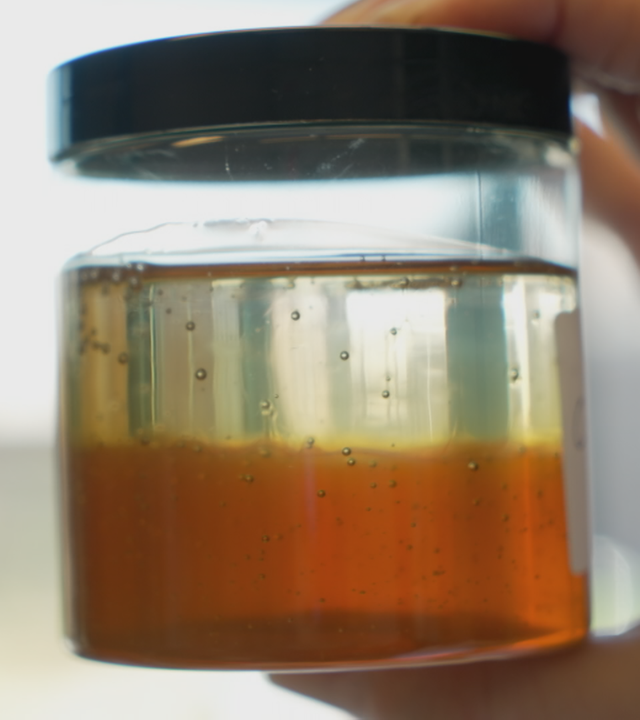 Mit Zuckersirup gepanschter Honig in einem Glas