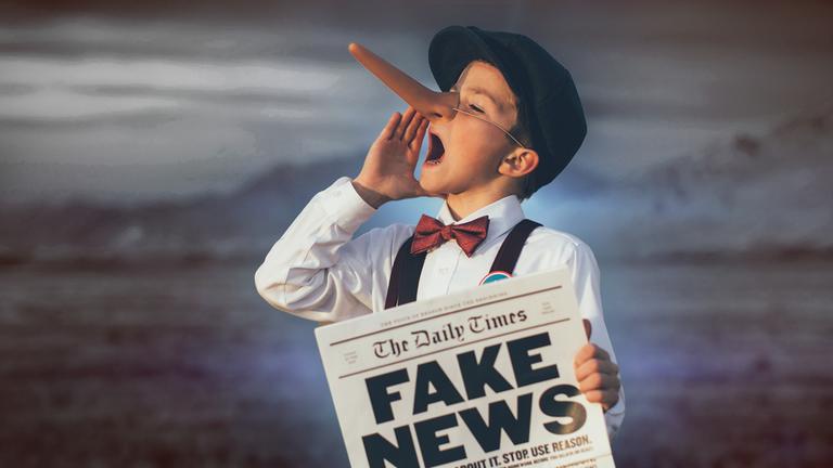 Junge mit langer Pinocchio Nase verkauft Zeitung mit der Aufschrift Fake News