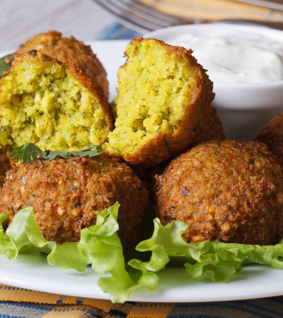 Falafel mit Salat und Tsatsiki-Sauce