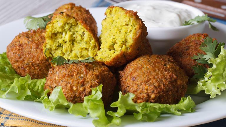 Falafel mit Salat und Tsatsiki-Sauce