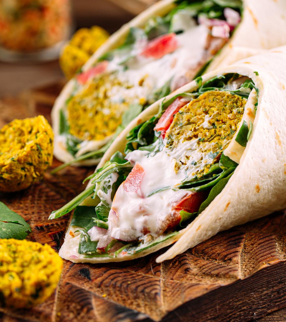 Falafel-Wraps mit Dip und Salat