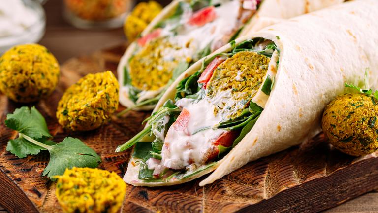 Falafel-Wraps mit Dip und Salat