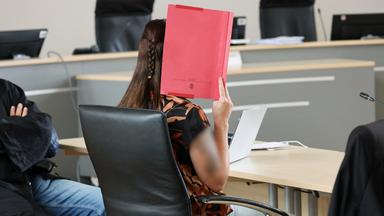 Die Angeklagte wartet im Saal des Landgerichts auf die Fortsetzung des Mordprozesses im Fall Fabian.