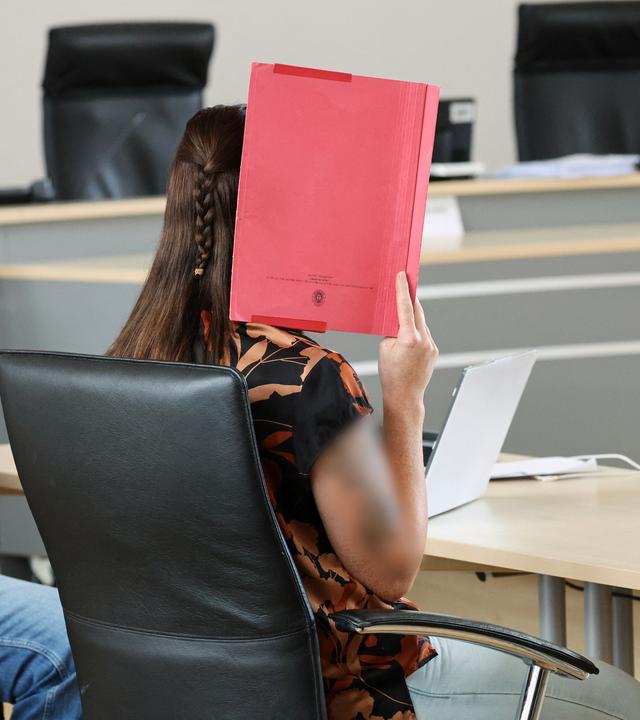 Die Angeklagte wartet im Saal des Landgerichts auf die Fortsetzung des Mordprozesses im Fall Fabian.