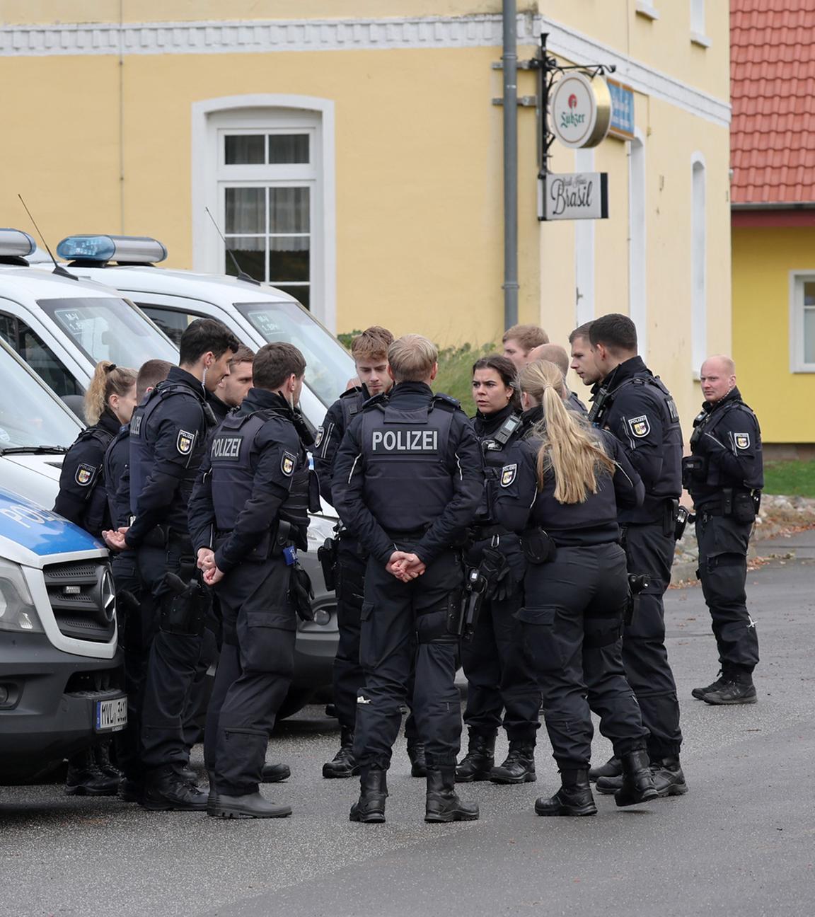 Polizisten sammeln sich im Ortszentrum von Klein Upahl, wo in einem Waldstück in der Nähe am Vortag eine Kinderleiche gefunden wurde.