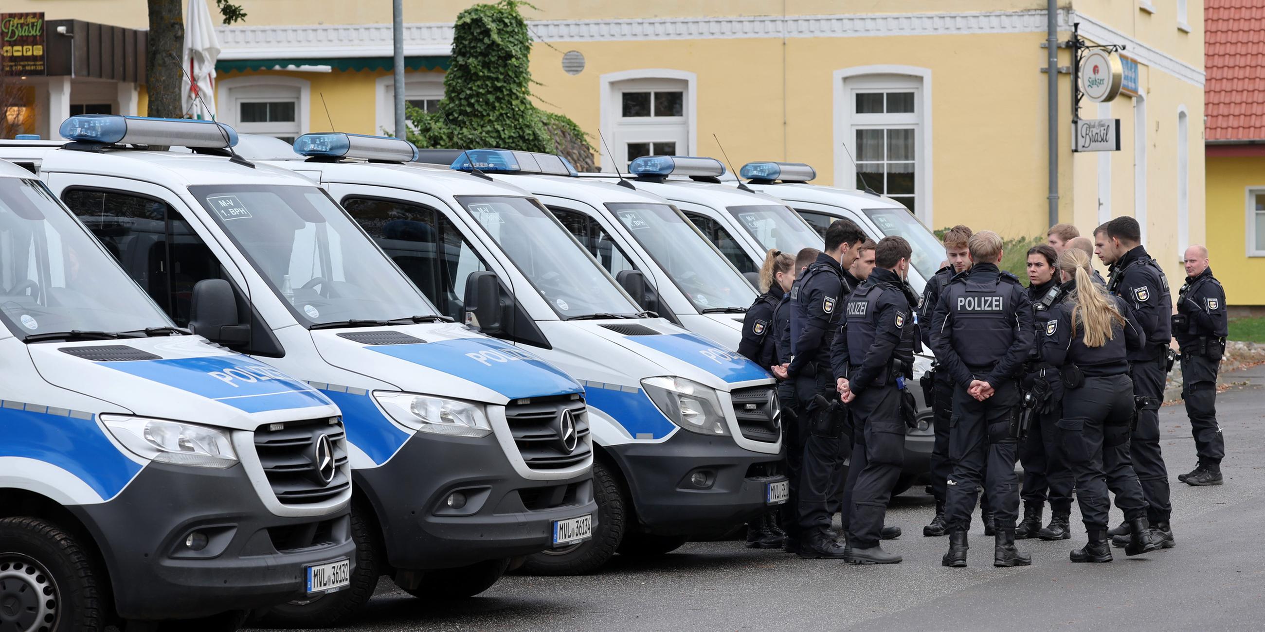 Polizisten sammeln sich im Ortszentrum von Klein Upahl, wo in einem Waldstück in der Nähe am Vortag eine Kinderleiche gefunden wurde.