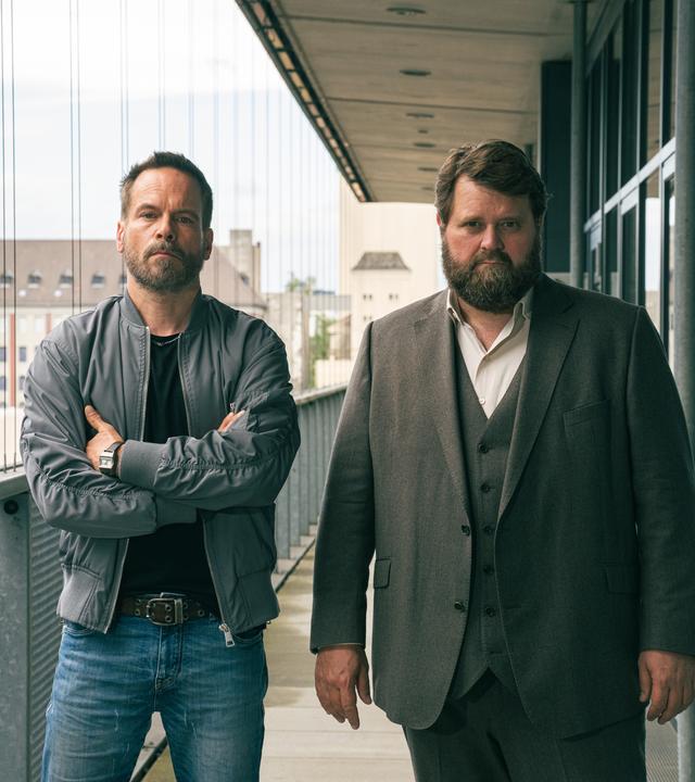 Leo Oswald und Benni Hornberg stehen auf einem Balkon