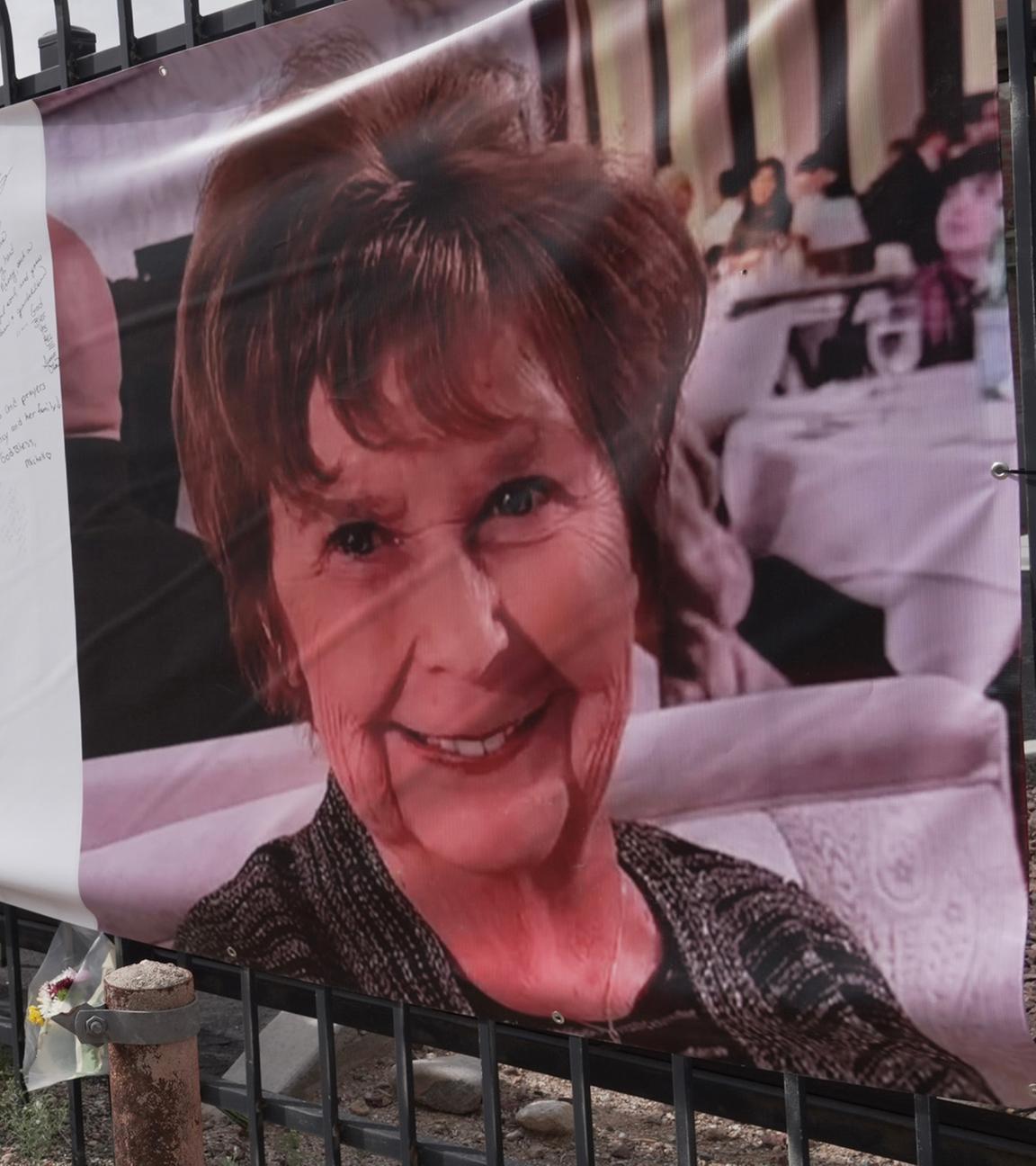 Jeff Robb, ein in Seattle lebender Mann, der den Winter in Tucson verbringt, unterschreibt am Freitag, dem 13. Februar 2026, in Tucson, Arizona, ein Banner zur Unterstützung von Nancy Guthrie. 