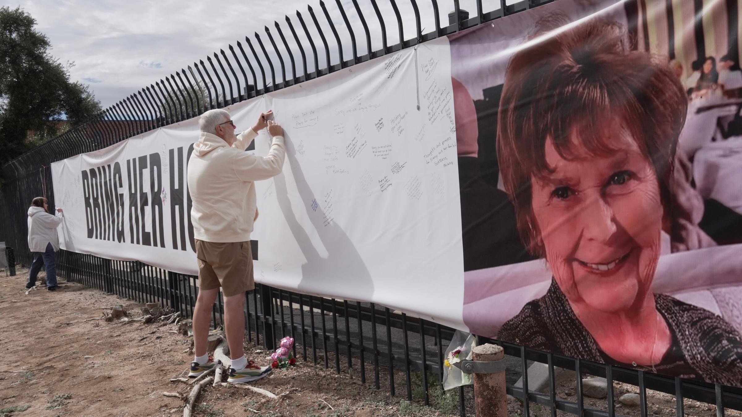 Jeff Robb, ein in Seattle lebender Mann, der den Winter in Tucson verbringt, unterschreibt am Freitag, dem 13. Februar 2026, in Tucson, Arizona, ein Banner zur Unterstützung von Nancy Guthrie. 