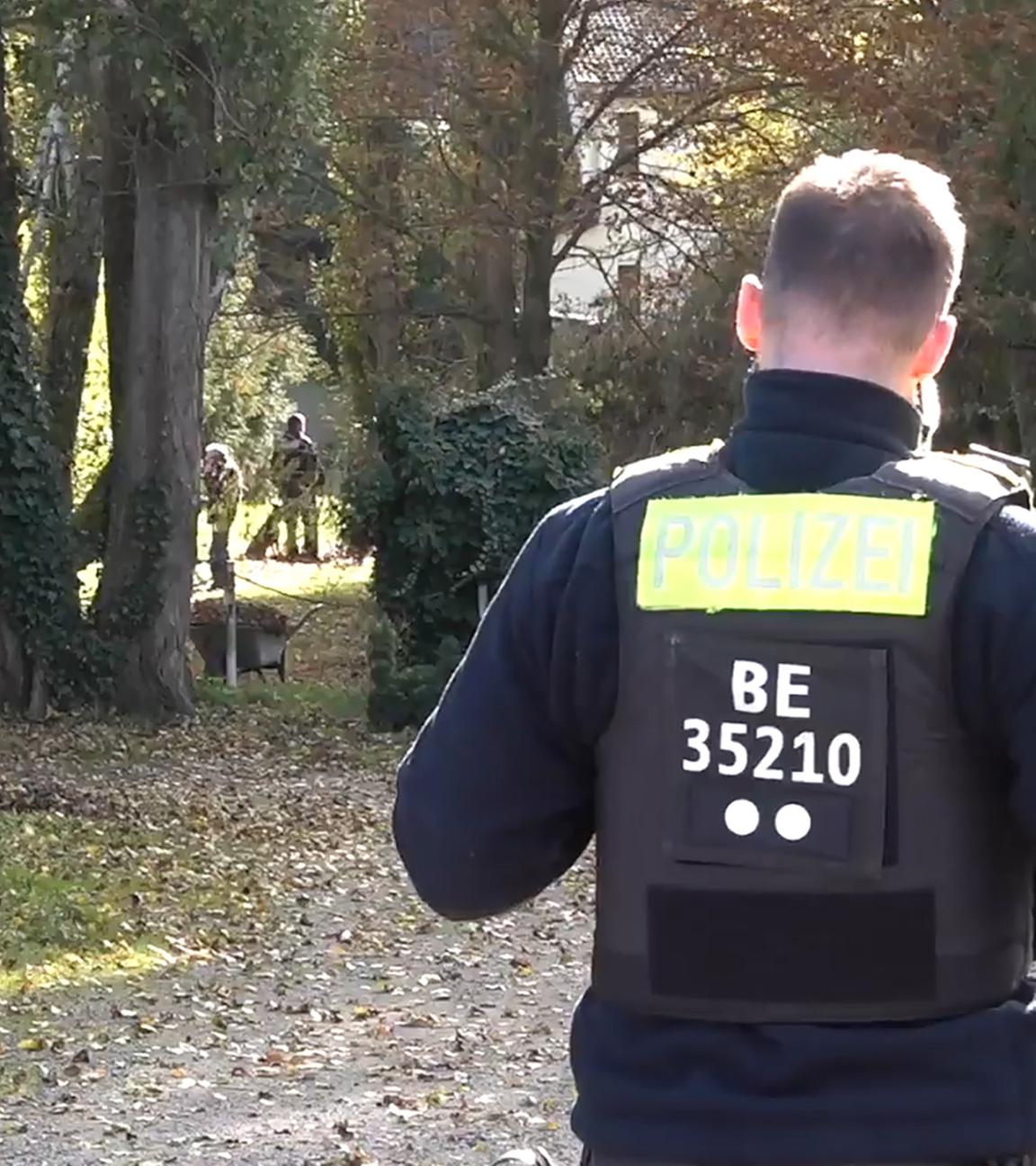 Polizeikräfte stehen am 20. Oktober 2025 in Tauche, Brandenburg, auf einem Grundstück im Einsatz – im Zusammenhang mit dem seit über sechs Jahren ungeklärten Vermisstenfall Rebecca aus Berlin.