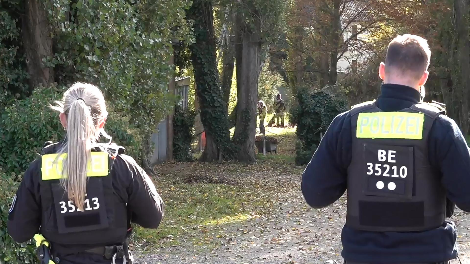 Polizeikräfte stehen am 20. Oktober 2025 in Tauche, Brandenburg, auf einem Grundstück im Einsatz – im Zusammenhang mit dem seit über sechs Jahren ungeklärten Vermisstenfall Rebecca aus Berlin.