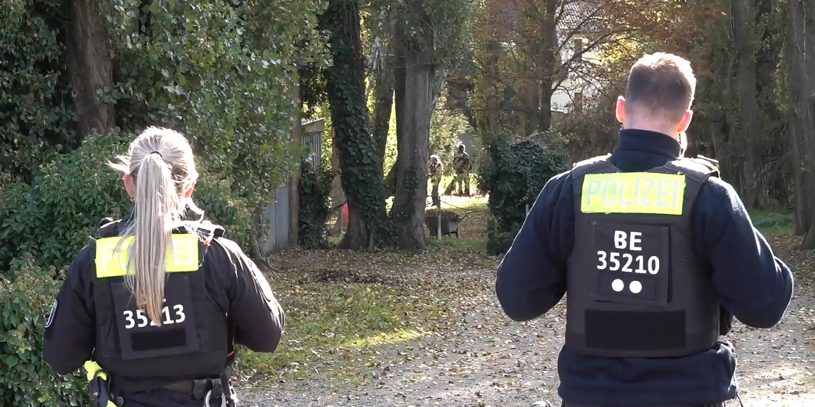 Polizeikräfte stehen am 20. Oktober 2025 in Tauche, Brandenburg, auf einem Grundstück im Einsatz – im Zusammenhang mit dem seit über sechs Jahren ungeklärten Vermisstenfall Rebecca aus Berlin.