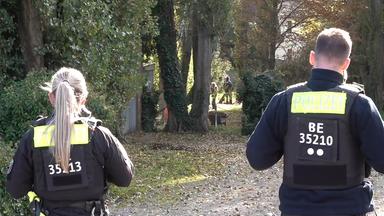 Polizeikräfte stehen am 20. Oktober 2025 in Tauche, Brandenburg, auf einem Grundstück im Einsatz – im Zusammenhang mit dem seit über sechs Jahren ungeklärten Vermisstenfall Rebecca aus Berlin.