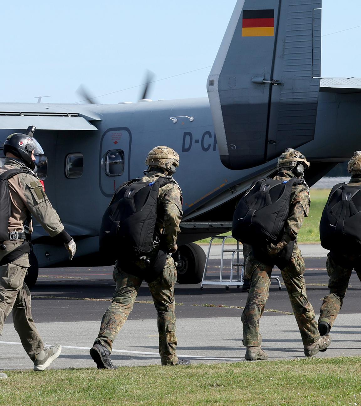 Fallschirmjäger aus Niedersachsen steigen auf dem Flugplatz Barth in ein Flugzeug, um die Freifall-Taktische Weiterbildung zu absolvieren. 