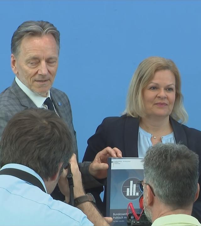 Bundesinnenministerin Faeser und BKA-Präsident Münch präsentieren die Fallzahlen 2023.