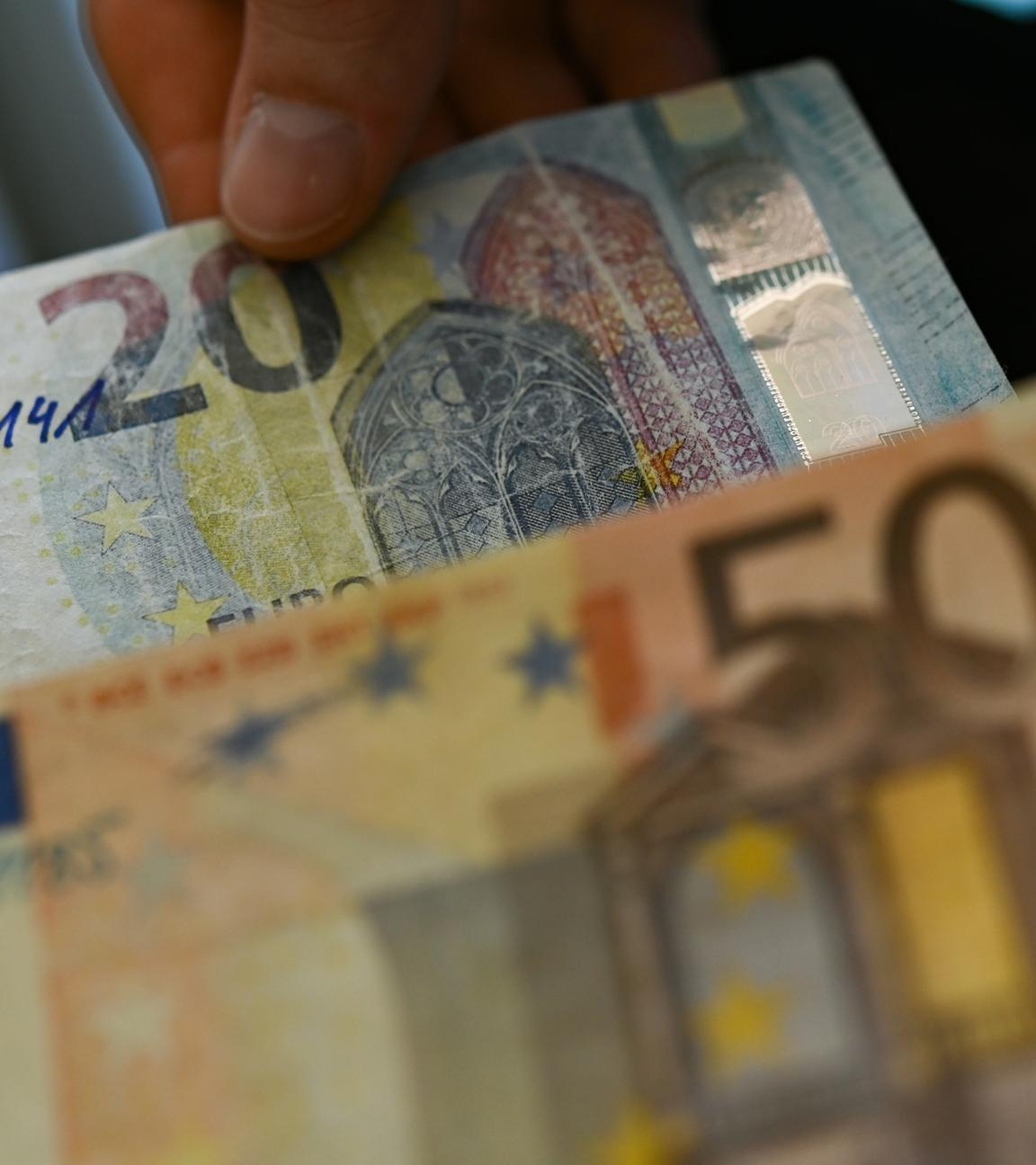 Archiv:  Die Bundesbank zeigt gefälschte 20-Euro- und 50-Euro-Geldscheine.