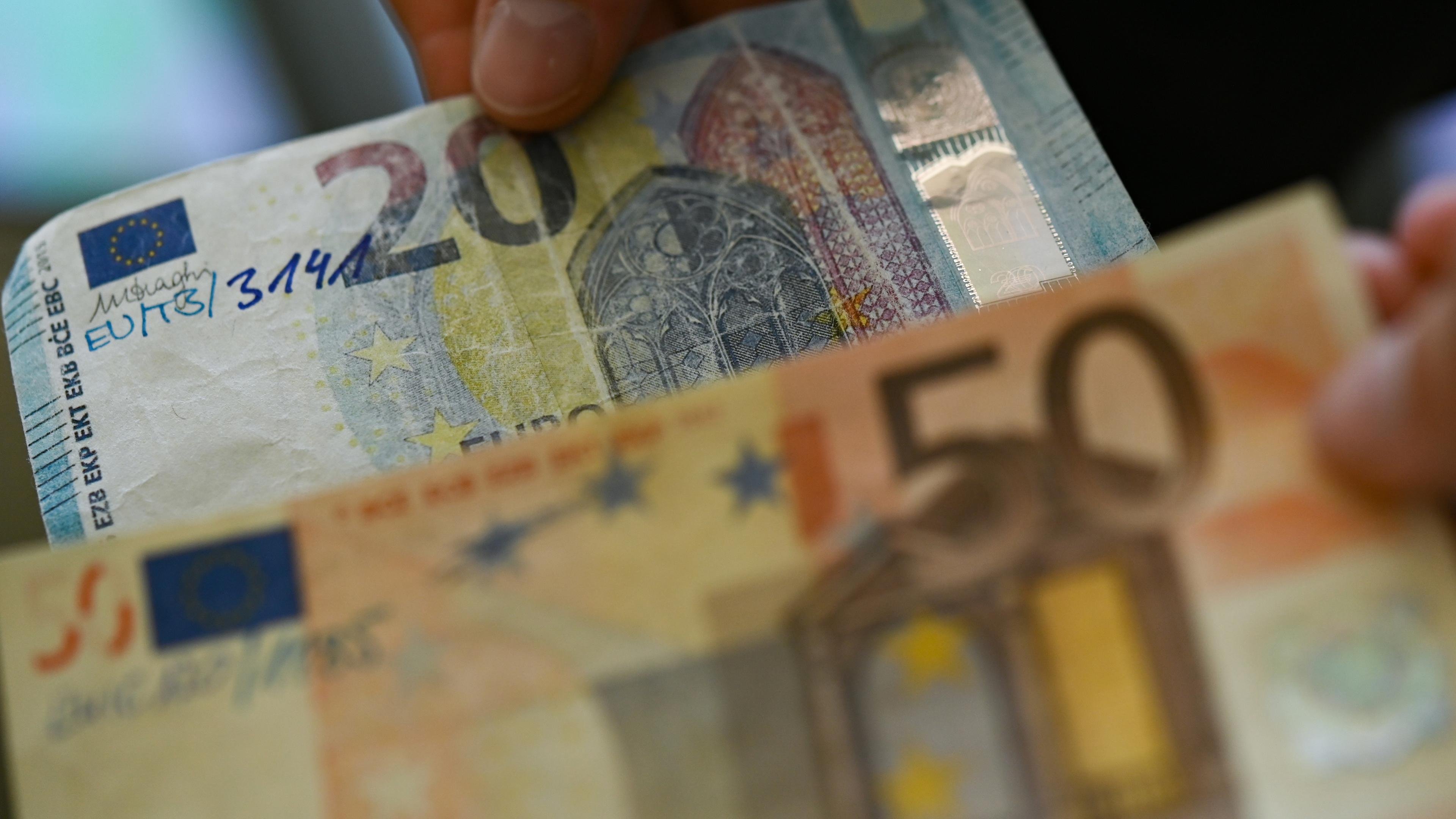 Archiv:  Die Bundesbank zeigt gefälschte 20-Euro- und 50-Euro-Geldscheine.