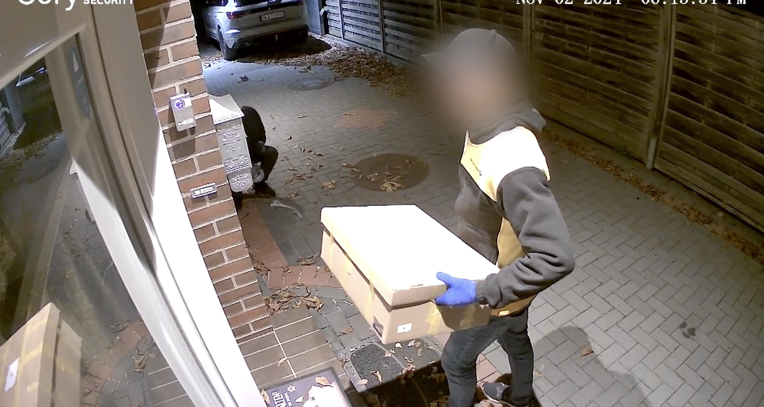 Paketbote durch Securitykamera