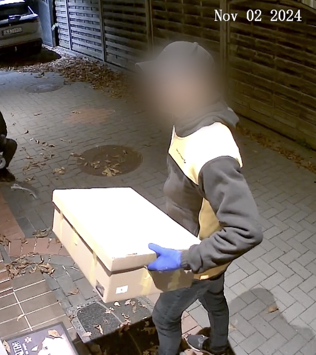 Paketbote durch Securitykamera