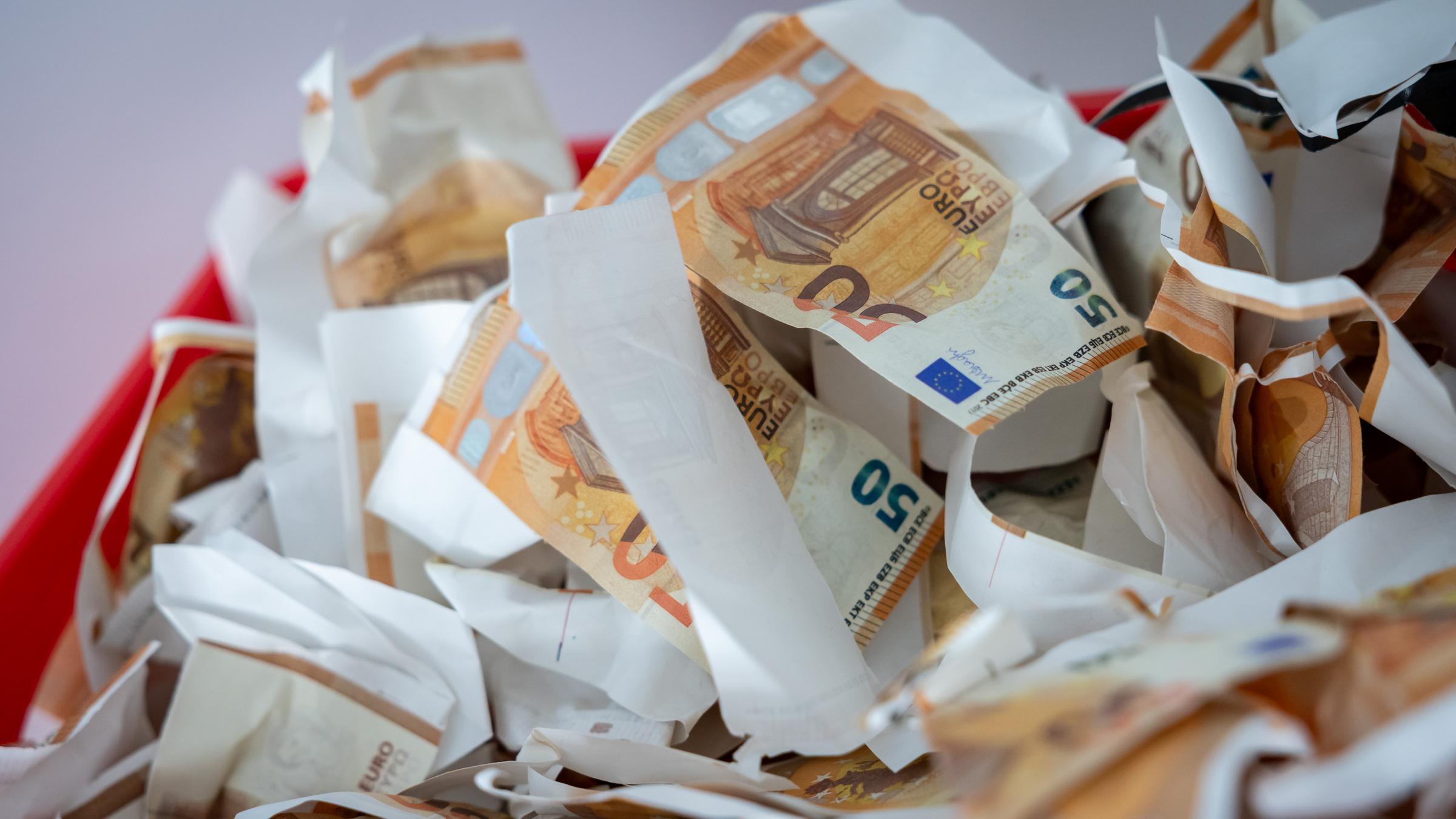 Gefälschte 50-Euro-Scheine, von der Polizei beschlagnahmt, liegen in einer Kiste während einer Pressekonferenz der Kriminalpolizei und der Staatsanwaltschaft zu Ermittlungen in der Geldfälscher-Szene.