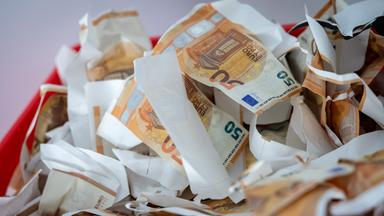 Gefälschte 50-Euro-Scheine, von der Polizei beschlagnahmt, liegen in einer Kiste während einer Pressekonferenz der Kriminalpolizei und der Staatsanwaltschaft zu Ermittlungen in der Geldfälscher-Szene.
