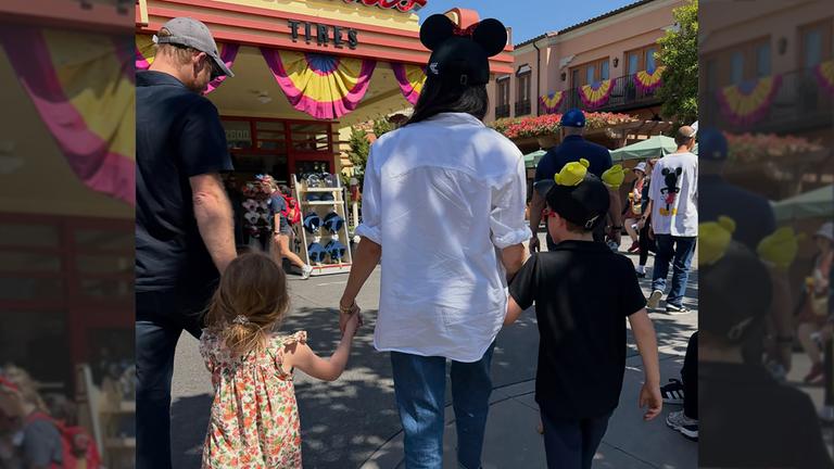 Prinz Harry und Herzogin Meghan mit ihren Kindern Lilibet und Archie in einem Freizeitpark.