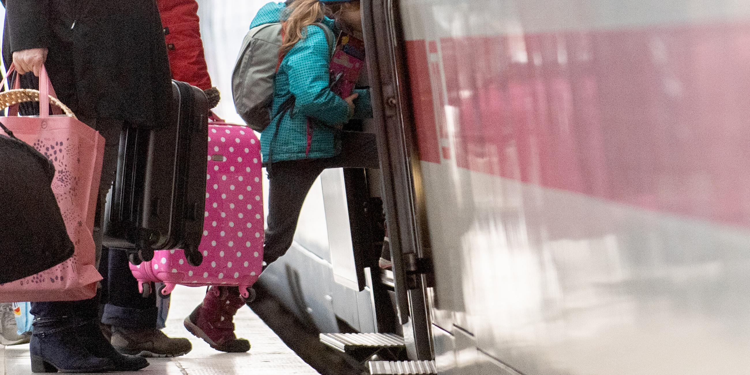 Eine Familie steigt in einen Zug der Deutschen Bahn. (Symbolbild)