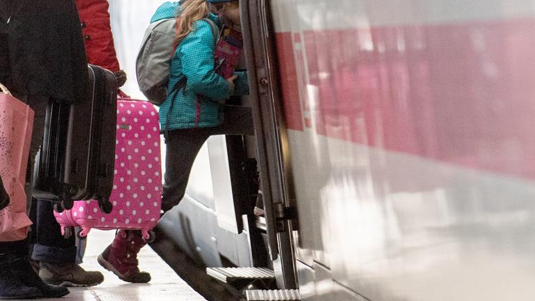 Eine Familie steigt in einen Zug der Deutschen Bahn. (Symbolbild)