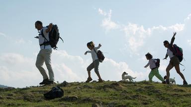 Familie beim Wandern.