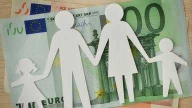 Eine Familie im Scherenschnitt liegt über einem 100-Euro-Schein.