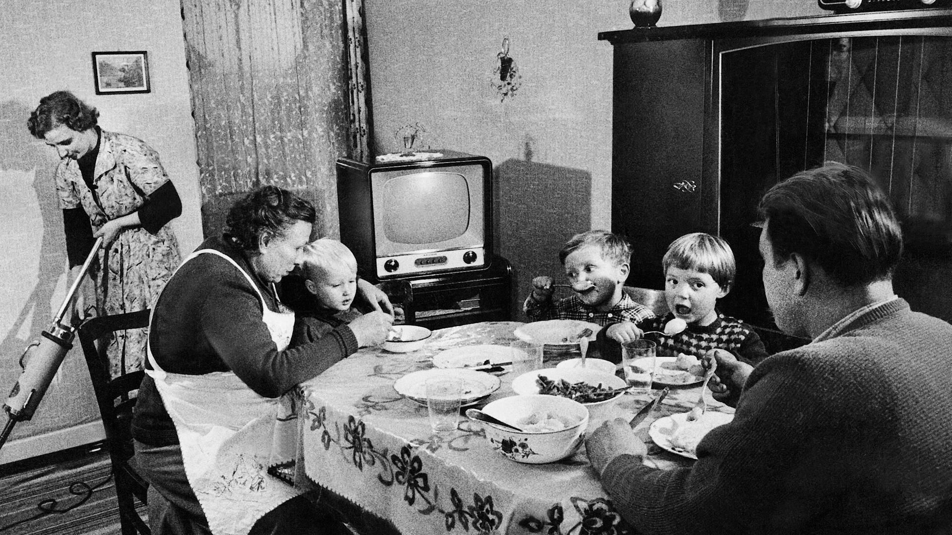Familie am Esstisch in den 50er-Jahren