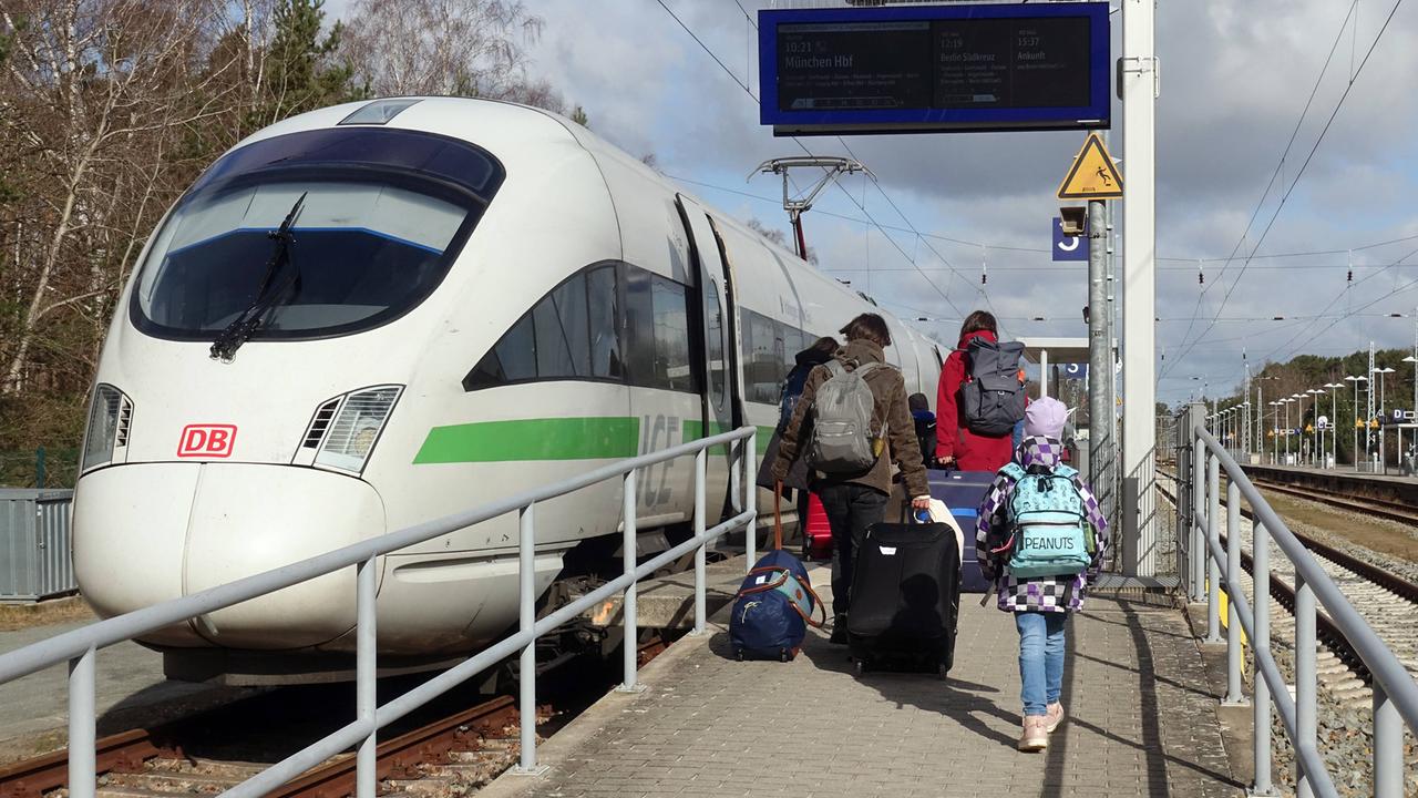 Familienticket der Bahn kommt als dauerhaftes Angebot zurück